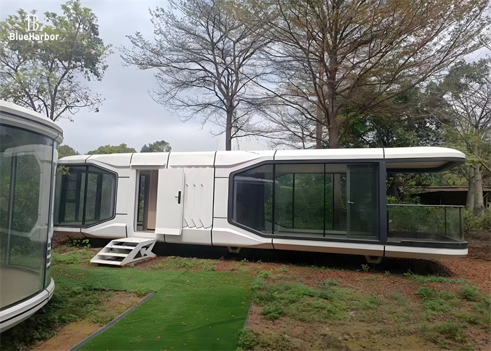 Hôtel Capsule Spatial Blanc sur mesure avec porte de sécurité en acier et balcon panoramique
