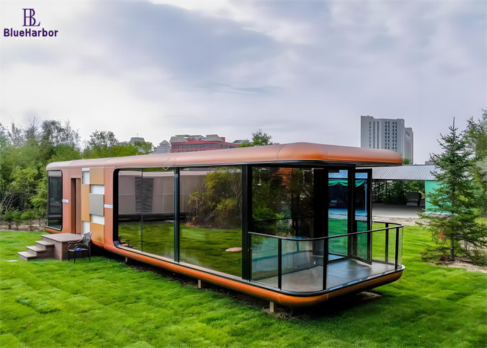 Hôtel Capsule Spatial Blanc sur mesure avec porte de sécurité en acier et balcon panoramique