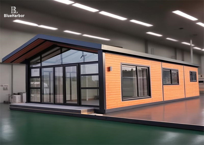 2-4 personnes Maison de camping préfabriquée avec imiter le bois extérieur et fenêtre du sol au plafond