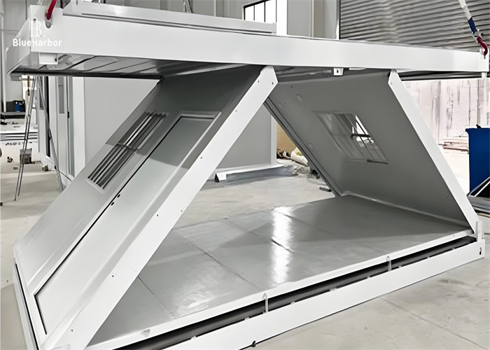 Container pliable en forme de Z, élégant, avec quatre fenêtres et une porte, facile à installer.